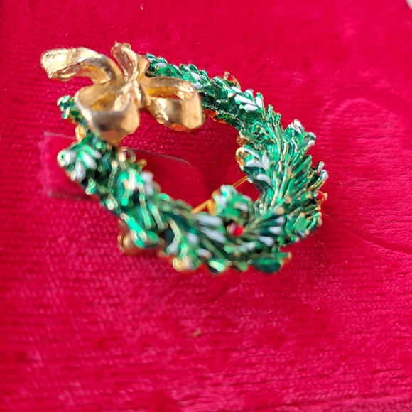 Wreath Pin - Picture 3 of 3